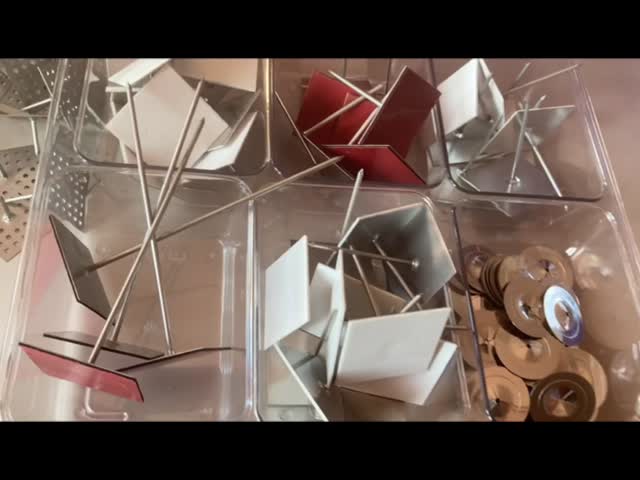 金属建物の隔熱用粘着器 亜鉛塗装