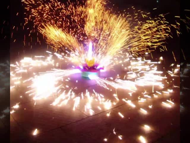 祝祭のために回転にはすの花の噴水の花火の屋外に光っていること