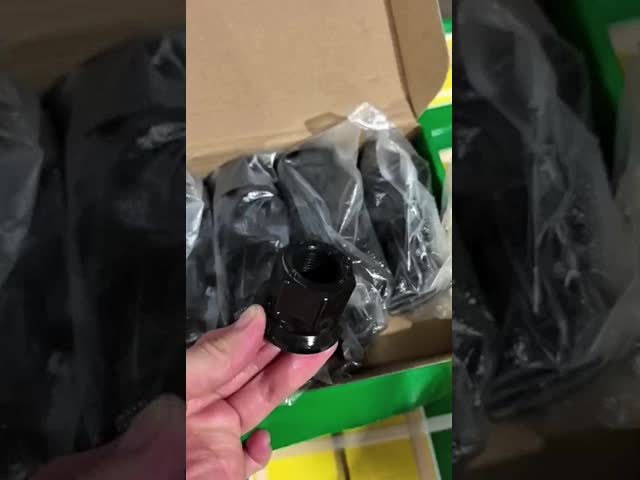 1040MPa 12 Grade Mercedes Wheel Nuts Lug Nut Cap With Heat Treatment video