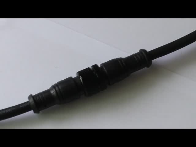 黒い白IP68の電源コネクタを溶接する金属M16