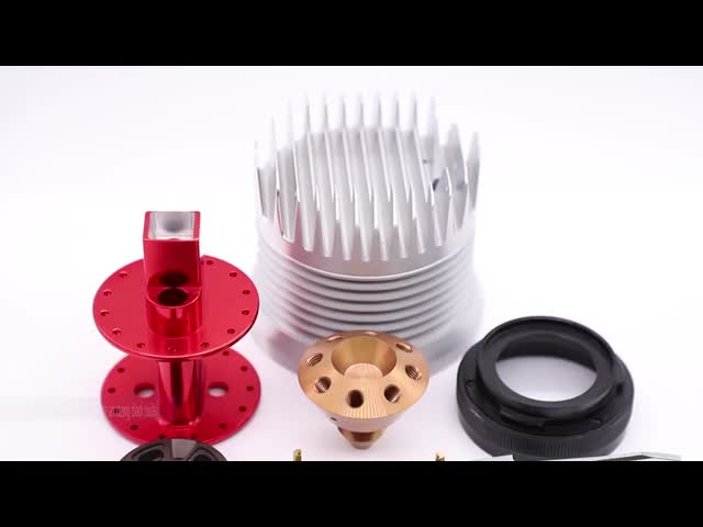 CNC加工された黒いアルミ粉末で覆われた部品