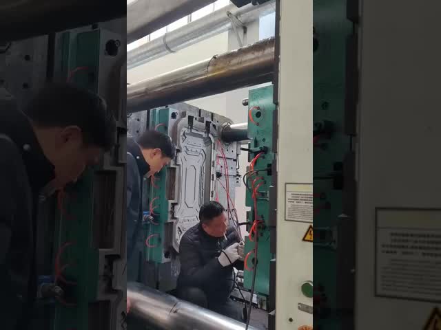 自動車屋根プラットフォーム 戦術用箱 60L ツールケース 多機能ハードプラスチック 機器 機器 収納ケース