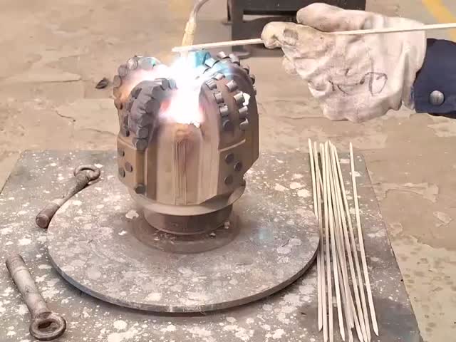 Outil de perçage de roche de 8 1/2 pouces de diamants fixe coupant vidéo