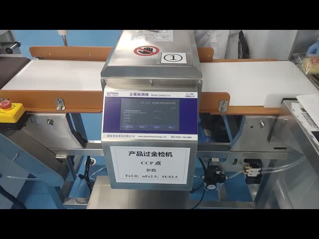 工場 組み立てライン コンベヤー 調理食品 コーヒー豆 食品 金属探知機 自動作業 食品 金属探知機