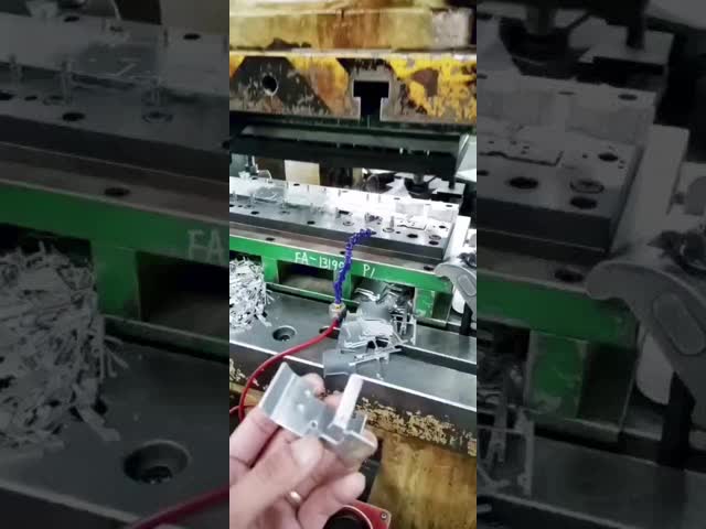 電池母線のコネクター