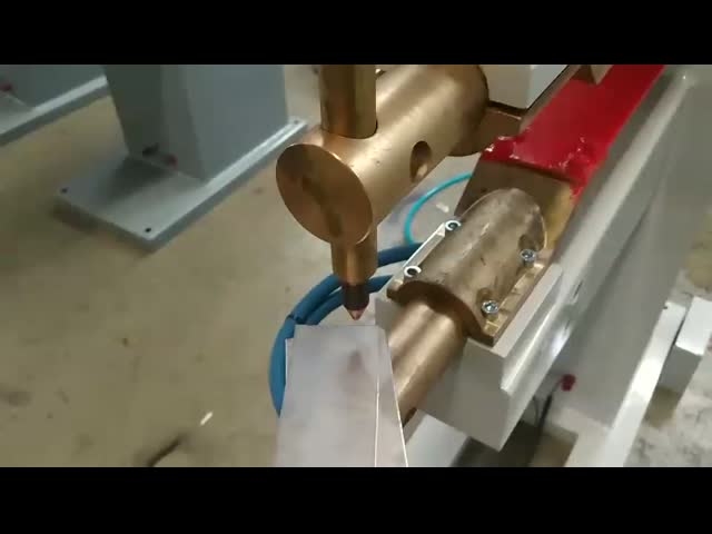 Факел сварочного аппарата сопротивления пятна одиночный для металлических продуктов подгонял напряжение тока