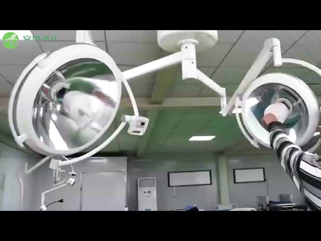 天井に装着された手術室 専用 影のないLED手術用光