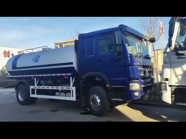 SINOTRUK HOWO 4x2 300HP 10m3の水タンクボディを持つ青いシャーシ