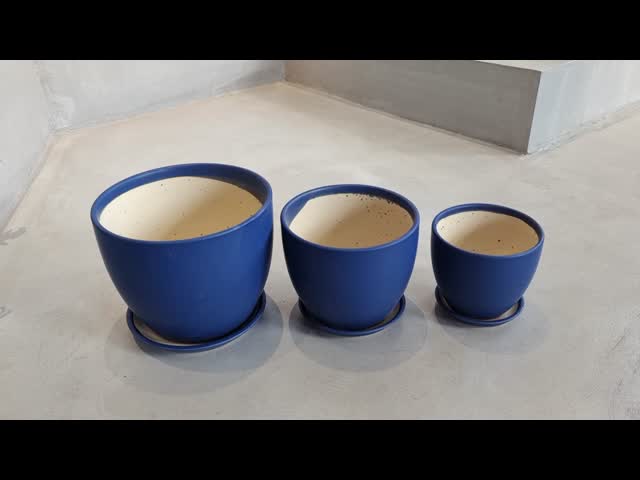 Decoração de interiores Potes de cerâmica laranja artesanais com buracos de drenagem