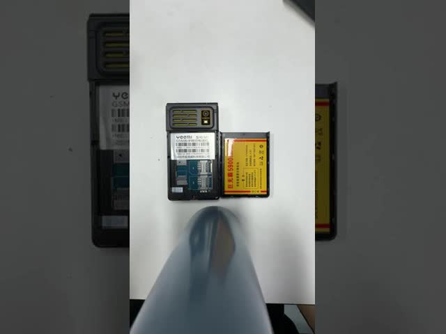 Yeemi M1 GSM 2G 2.8 インチ デュアルスクリーン折りたたむ電話 FM Mp3 Mp4 マイクロUSB