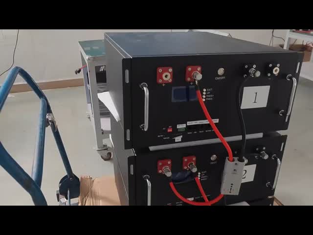 ラックに搭載されたリチウムイオン電池 5度平行 60度バックアップ電源