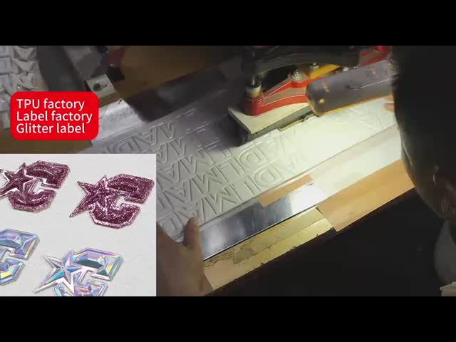 Shinny и белое 3D подняло передачу тепла TPU латает подгонянный дизайн