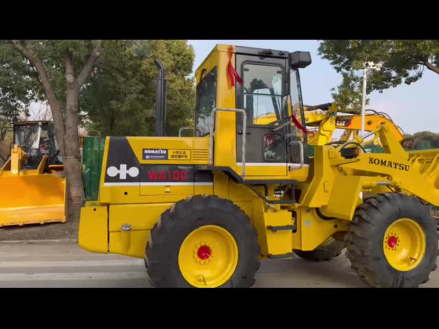 日本製 オリジナル 中古 コマツー WA100-1 輪載荷機 庭で作業