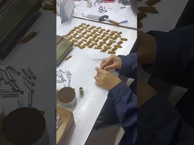 T23 OEM ODM コリンスキー サブルヘア 木柄 プライベートラベル シングルリップ 詳細 ファッション化粧ブラシ