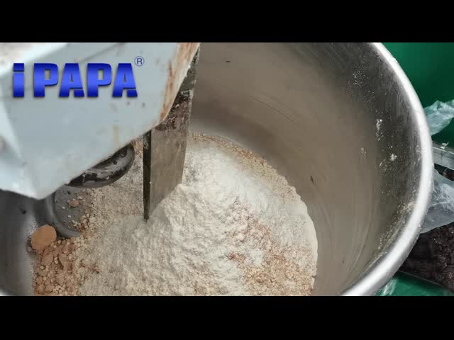 簡単な操作 ドライフルーツのチョコレートコーティングのための小さなチョコレートエンロバーマシン