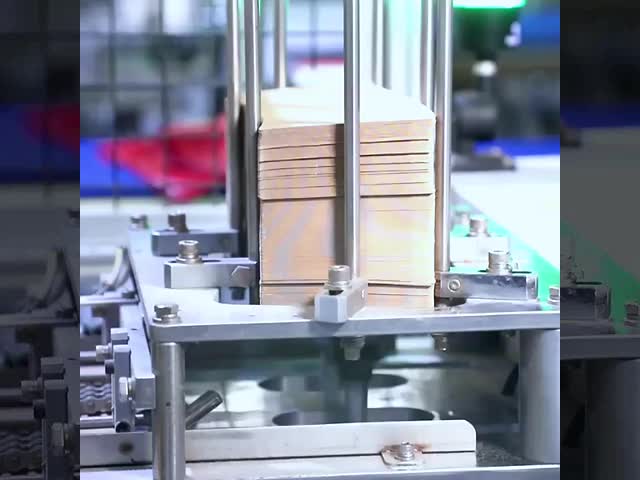 紙蓋付きの使い捨てのクラフト紙スープ碗 スナック ヌードル 持ち帰り 梱包 スープカップ