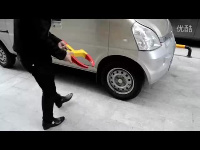 A largura ajustável da pintura vermelha vendeu a braçadeira de roda segura para a motocicleta ou o SUV ou Van pequeno