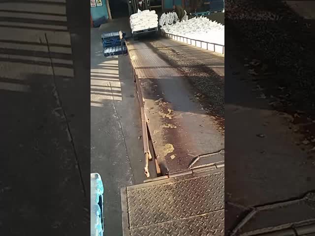 1310-73-2 Basic Chemical Raw Materials Caustic Soda Pearls 99% Min Increase Color Brightness