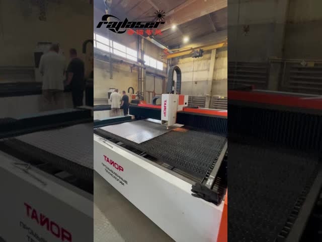 コンパクトデザイン ファイバーレーザー切断機 6000W 金属プレートとチューブ