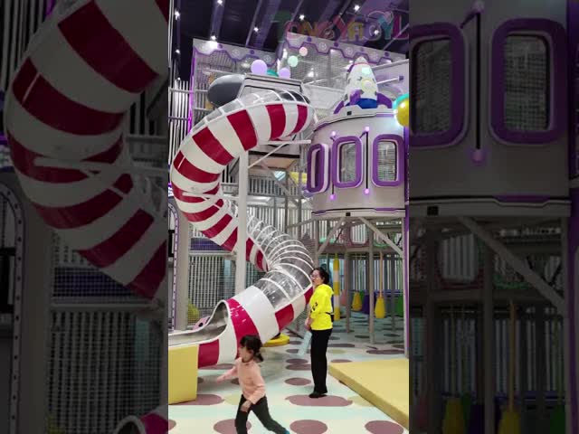カスタマイズされた室内遊び場 ユニークなテーマ スライド付き室内トランポリン遊び場