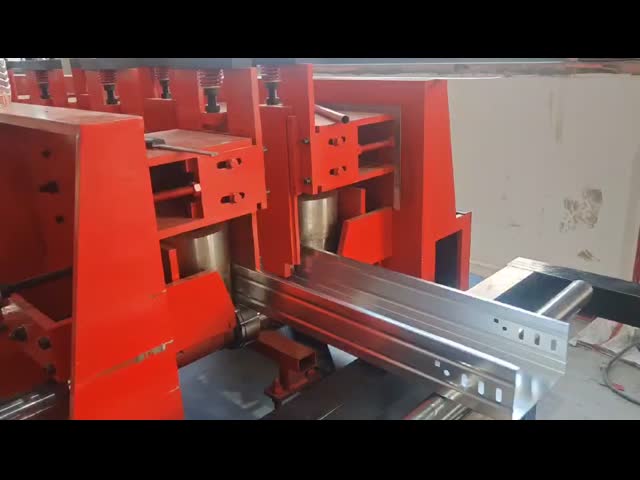 電動ケーブルトレイのロール形作機