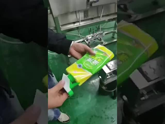 自動暖房ボトル収縮袖ラベル付けマシン 蒸気トンネル付き収縮袖アプリケーション