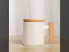 Heiß verkaufte Holzgriffe Teetränke Tassen hochwertige maßgeschneiderte Geschenk Keramik Kaffeetränke Holzgriffe Kaffeebecher Porzellanbecher 30