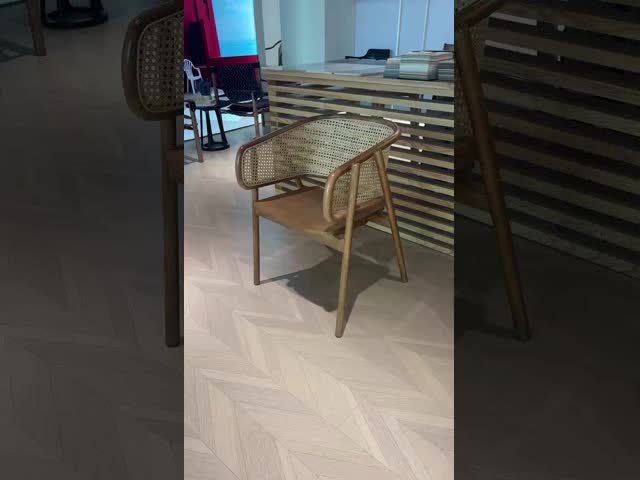 0.3cbm restaurante envernizado noz Cane Dining Chair With Armrests