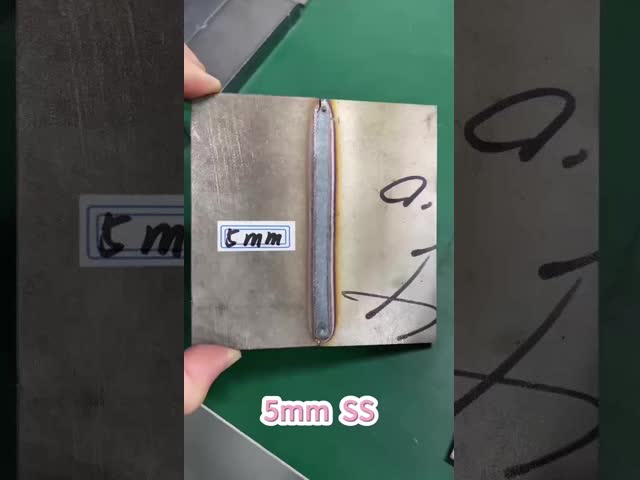 切断と表面清掃機能を持つ3イン1ポータブルトリプル機能レーザー溶接機
