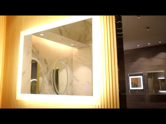 壁に設置された暖房パッド 5mm 磨いた銀色とオプションのライト色のLED鏡