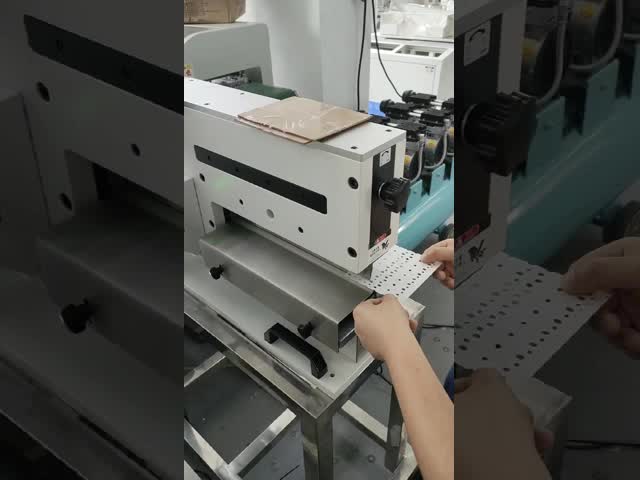 自動フレーシングカットPCB VカットグリュービングPCB カッター回路板分離機