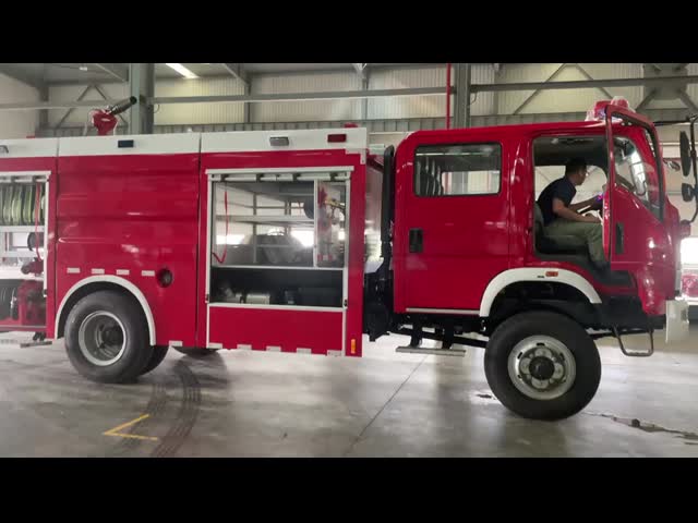Sinotruk 8000L caminhão de bombeiros de espuma de água com cabine dupla multifuncional