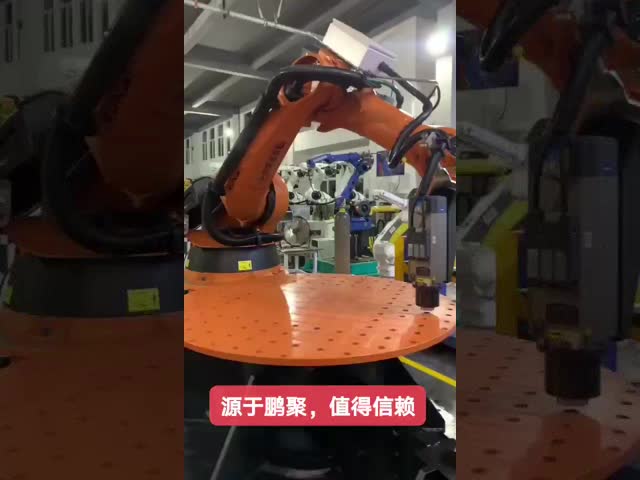 壁 に 装着 さ れ た 6 軸 と IP 65 安全 210 kg の 超 負荷 容量 の KUKA ロボット が 用い られ て い ます!