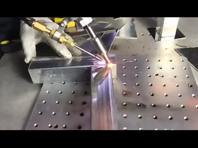 4 イン 1 ハンドヘルドファイバーレーザー溶接機 3mm-6mm SSレーザー溶接機
