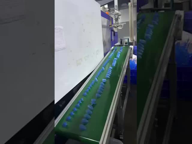 500ml разливает закрытие по бутылкам черных насосов лосьона горячее штемпелюя ровное