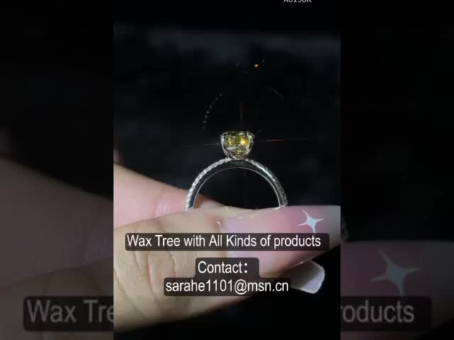 卵はぴかぴか光るMoissaniteの婚約指輪2.6g 925銀製CZのリングを形づけた