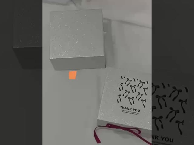Caixa de papel dobrável personalizada de fábrica Caixa de presente para roupas / saco Caixa magnética