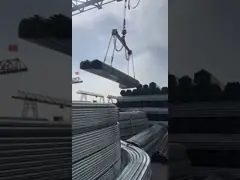 Rury stalowe ocynkowane przewożone pod słońcem