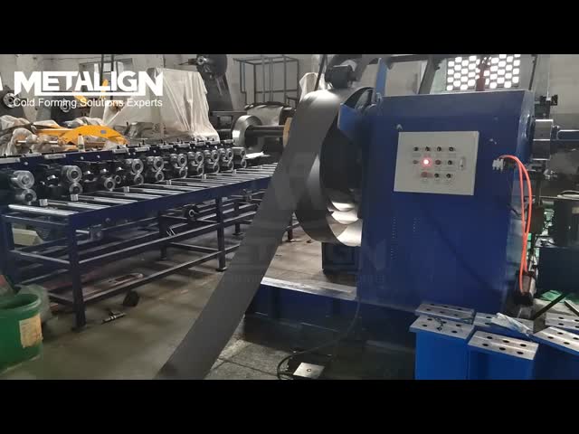 Machine de formage de rouleaux en acier U de 3 à 4 mm avec système de ponçage et de coupure en ligne vidéo