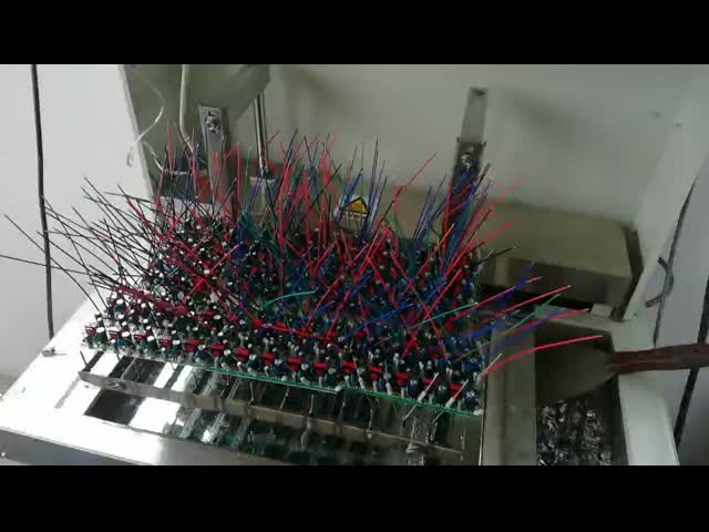 半自動DIP溶接機,PCB板の部品を手動で挿入する
