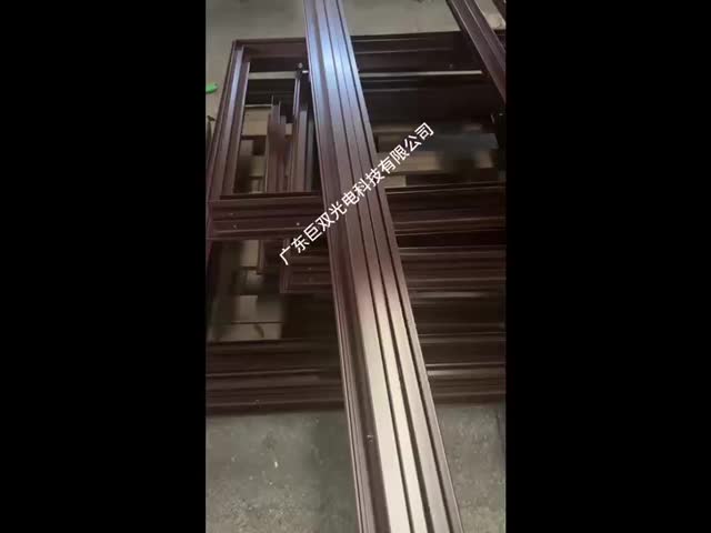 Алюминиевое окно с подвешенным верхним углом
