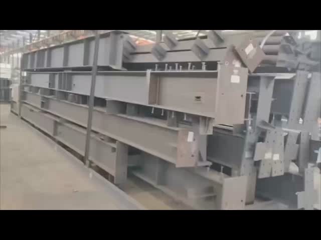 亜鉛メッキまたは塗装されたスチールフレーム表面を持つ耐久性のある金属構造の建物
