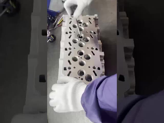 KIA Sportage Complete Cylinder Head 2.0 / 2.2 CRDI VGT For HYUNDAI D4EB 22100-27800 Europe Type 35mm video