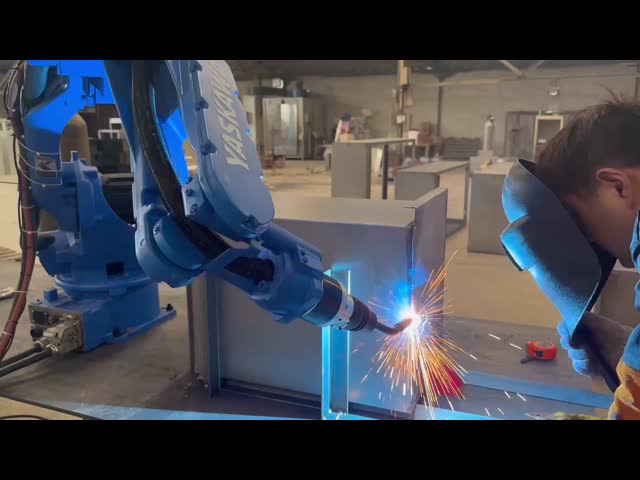 DX100 コントローラーとモトマン用の関節ロボットアーム ヤスカワ MA1400: 業界を擁する - リード技術 欠陥のない溶接結果のための高度な機能で装備 生産に革命を起こす