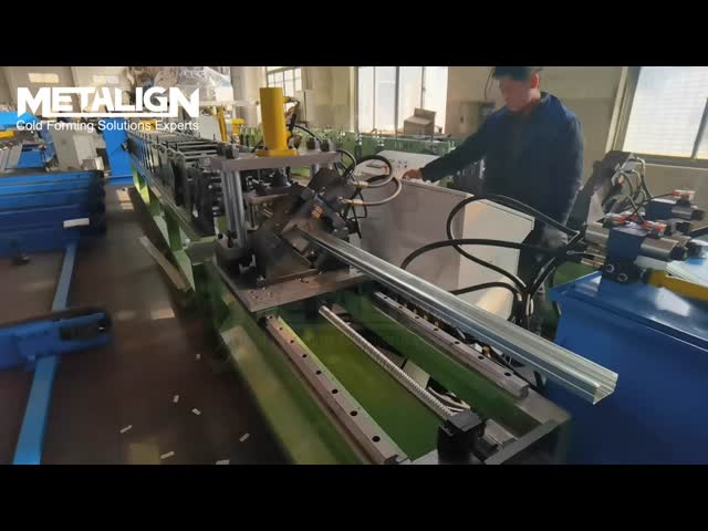 プラスチックフィルム保護と水力パンシング付きの軽鋼スタッドロール形成機械