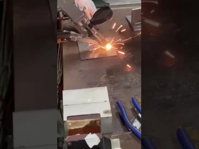 Precision Welding of Aluminium 2000W Handheld Single Motor Laser Welding Machine with 60mm Collimation Focal Length