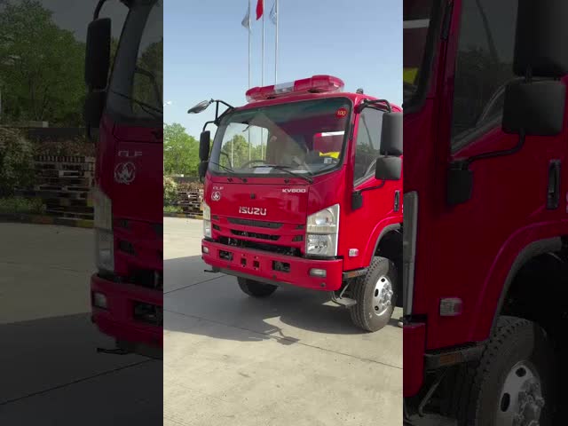 中国の経済的な 190 HP ISUZU 4X2 4000 リットルの泡の消防車