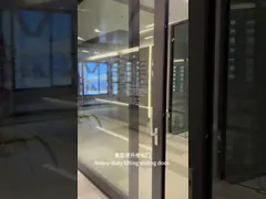 Des portes coulissantes en verre et en aluminium