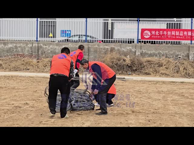 高亜鉛ガルバनाइズドタンクトラック包装網 プータンカ 国境防衛タンク障害網 アンチタンクバリア ワイヤーメッシュ