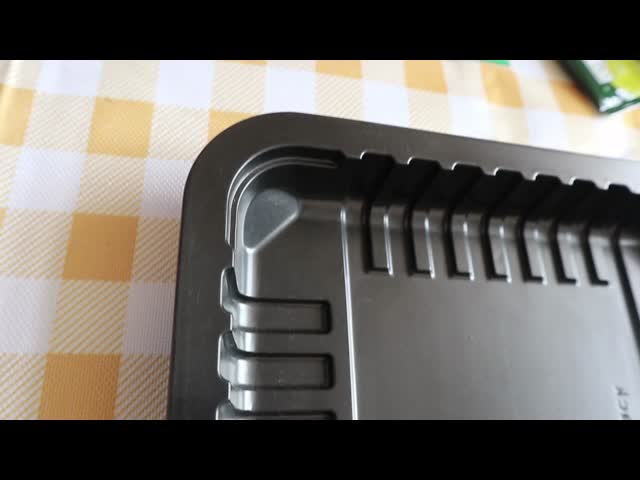 カスタマイズされた使い捨て黒いPPプラスチック四角熱密閉フィルム容器 トレイ 果物サラダのパッケージ